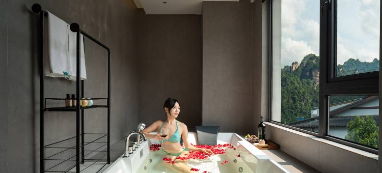 张家界芊山月度假酒店(国家森林公园武陵源标志门店)图片