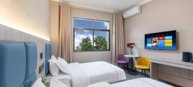 蒙自四叶草酒店(南湖公园新天地步行街店)图片