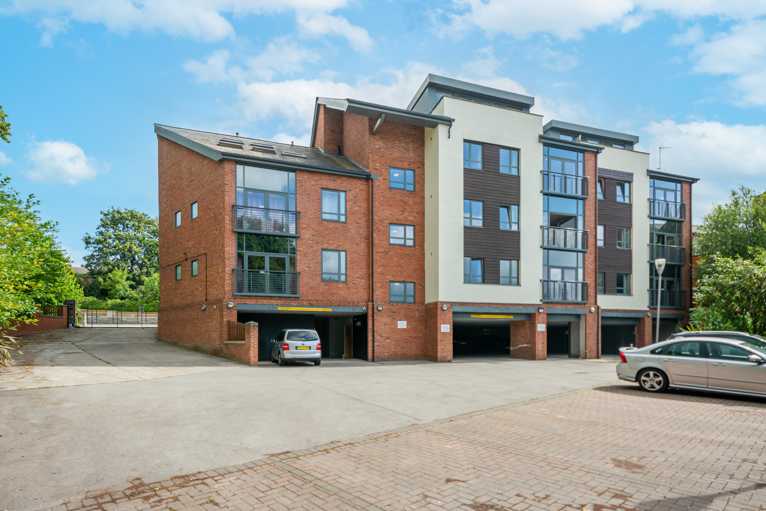 Roomzzz Leeds Headingley Over view