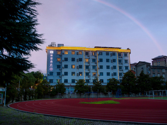丽橙酒店.趣(当阳长坂坡雅斯广场店)