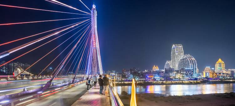 西双版纳告庄星光夜市桔子水晶酒店图片