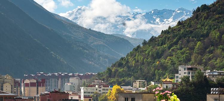 看山是山·隐奢·悬崖观景民宿(康定情歌广场店)图片