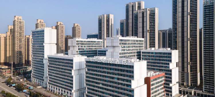 零号电竞民宿(武汉欢乐谷罗家港地铁站店)图片
