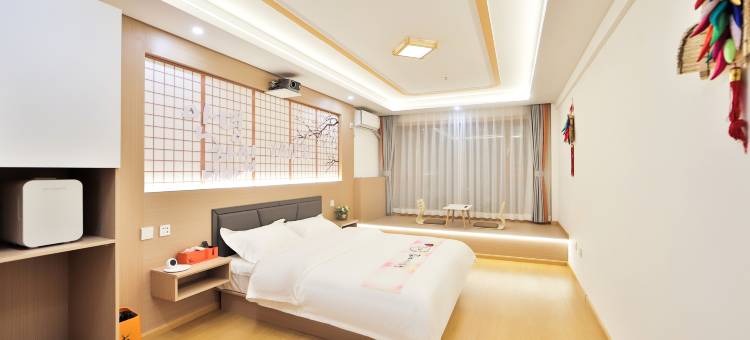 星享·观影设计师民宿(延吉延边大学网红墙店)图片