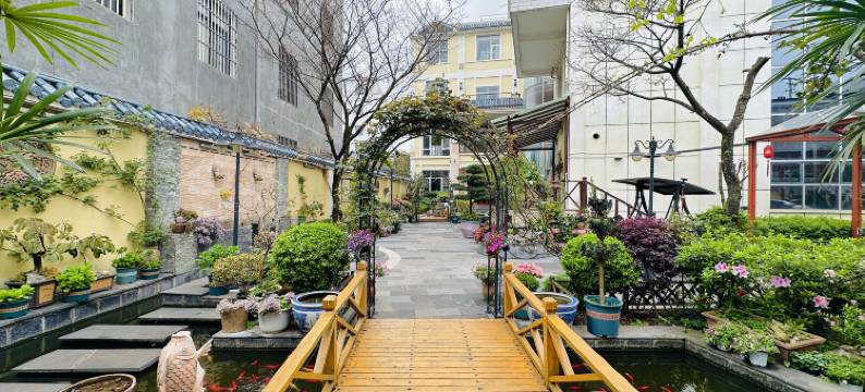 罗平麗雅庭院酒店图片