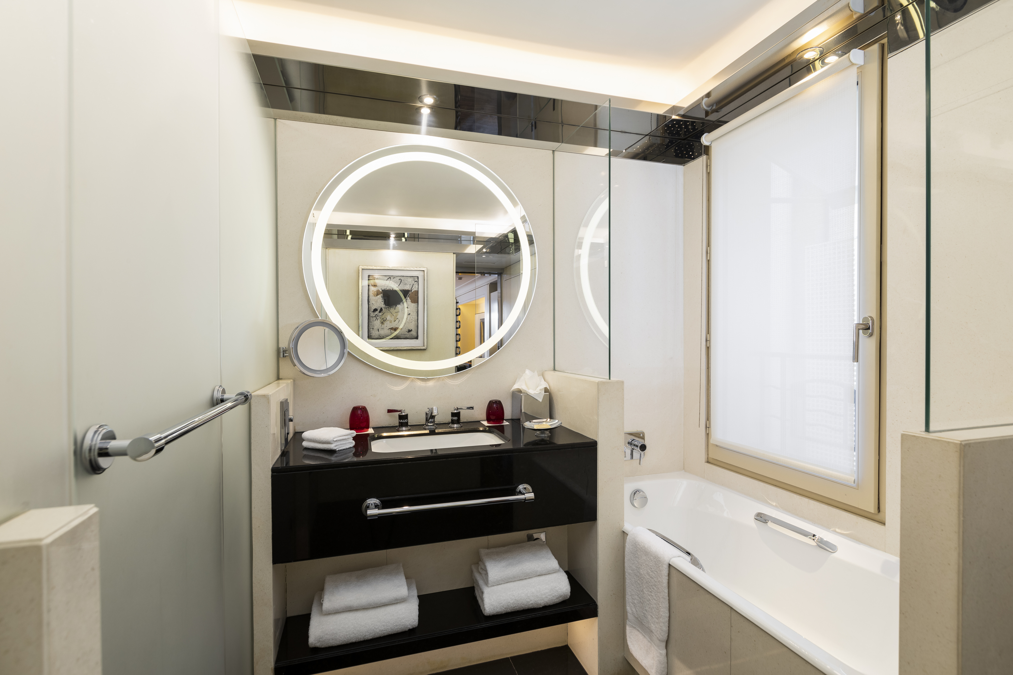 Hotel Montaigne Over view