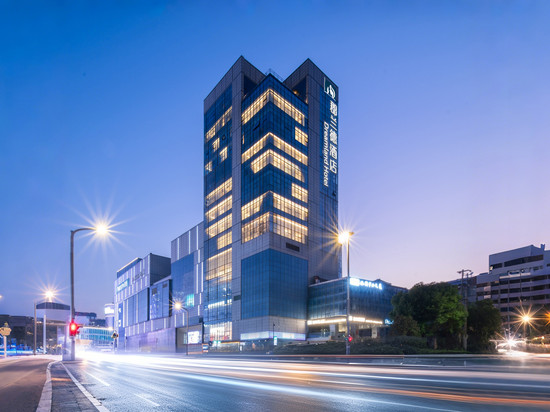 郡兰德设计师艺术酒店(南昌滕王阁万寿宫店)