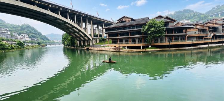 沱畔山居高端江景民宿(凤凰古城店)图片