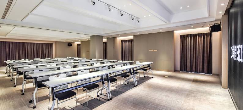 红墣假日江景酒店(重庆洪崖洞解放碑步行街店)图片