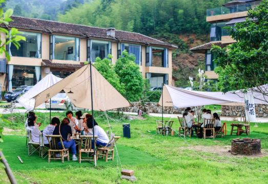 南崑山花溪雨谷尾山居外景图