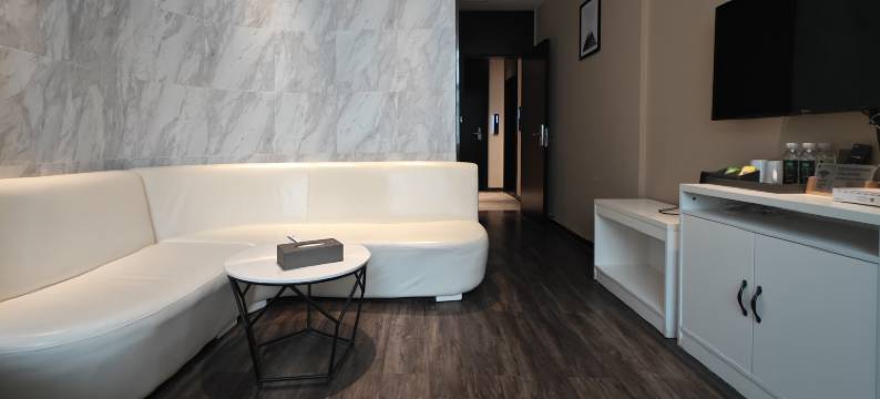 康定郦湾雅布达酒店(情歌广场店)图片