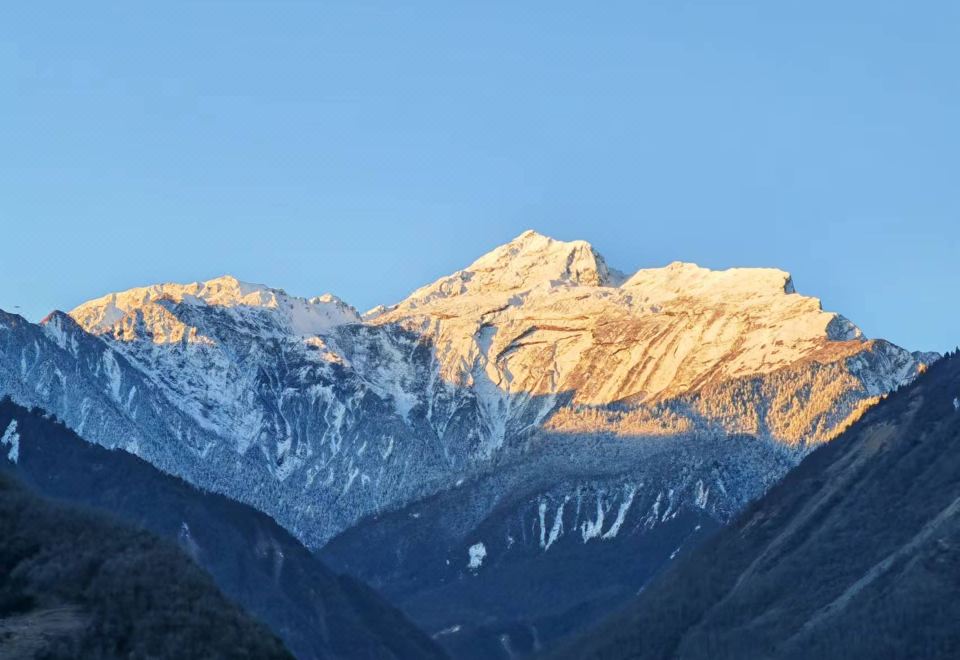 文若宜家酒店（磨西镇海螺沟冰川森林公园游客中心店）外景图