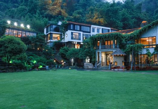 新昌百丈风情山庄外景图