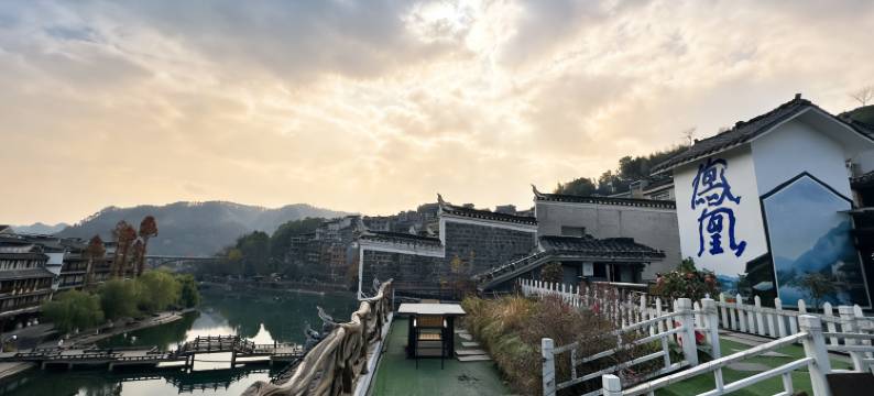 西栅江景民宿(凤凰古城景区沱江店)图片