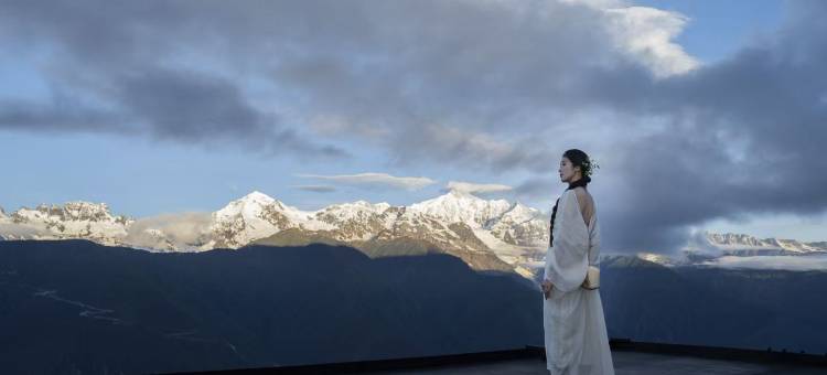 梅里空谷雪山图片