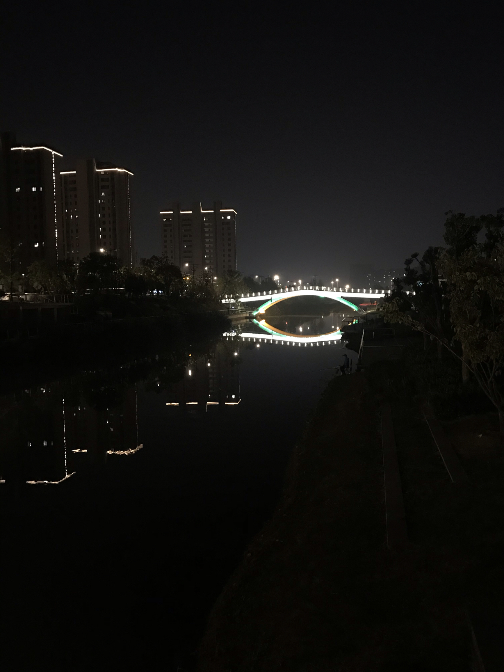 如今的响水河夜晚很美。