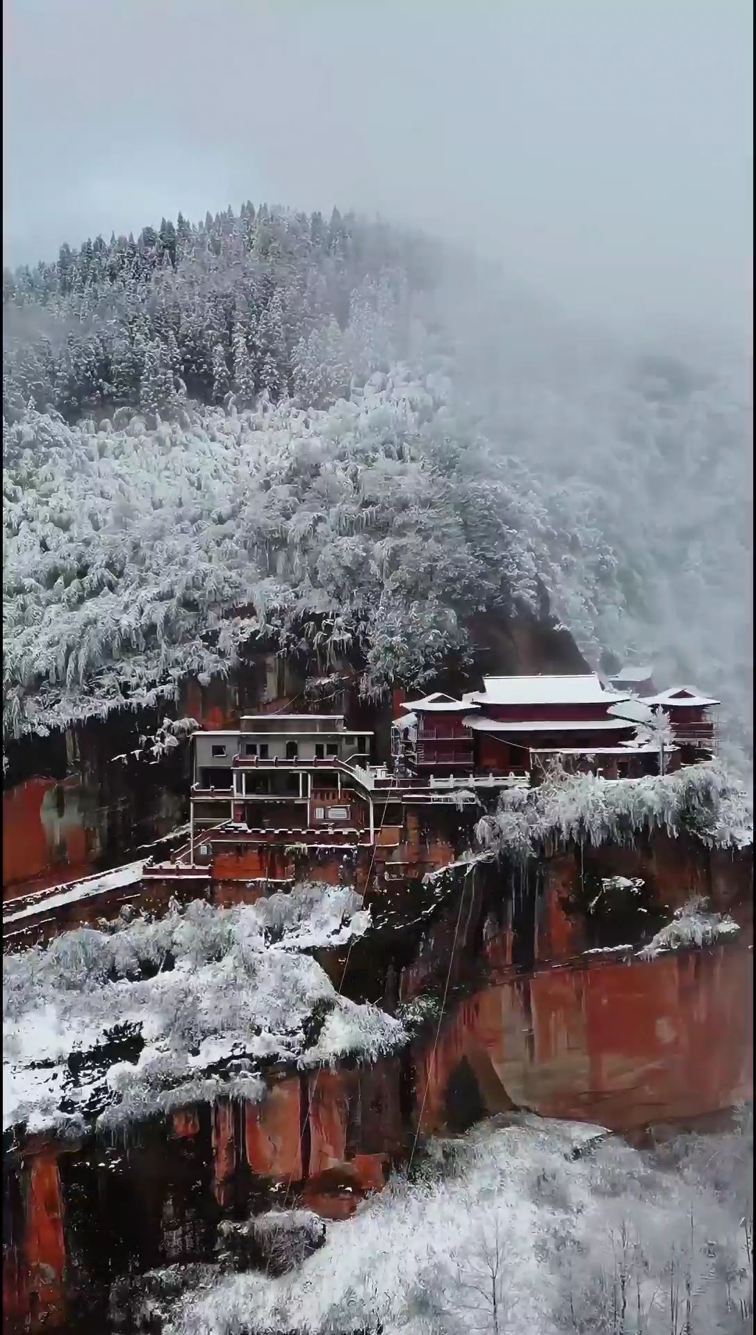 2024年四川叙永县的第一场雪，丹山玉皇观，震撼人心的一幕！
