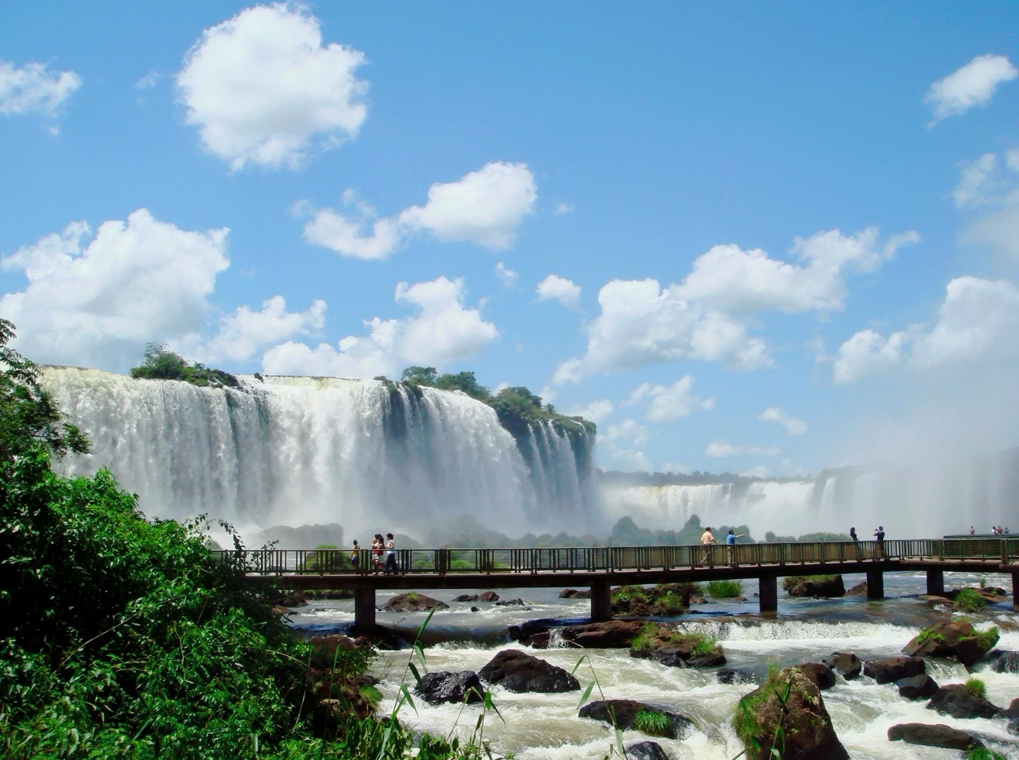 #世界三大跨国瀑布 ，南美伊瓜苏瀑布，世界最宽瀑布，位于巴西和阿根廷交界处，呈马蹄形，宽度约4000