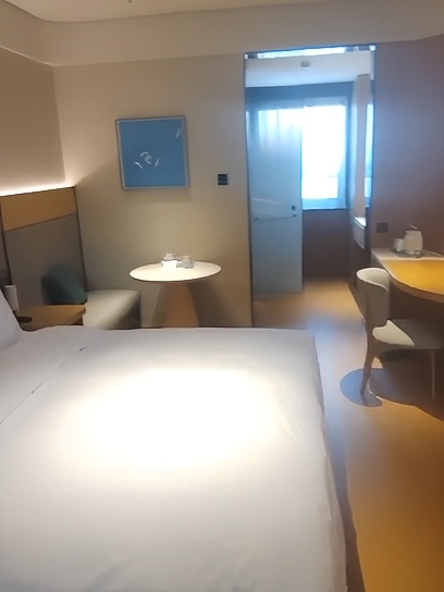 房间干净卫生，床铺干净整洁，配有独特的小茶壶和小沙发，感觉很舒适很温馨！#酒店住上瘾