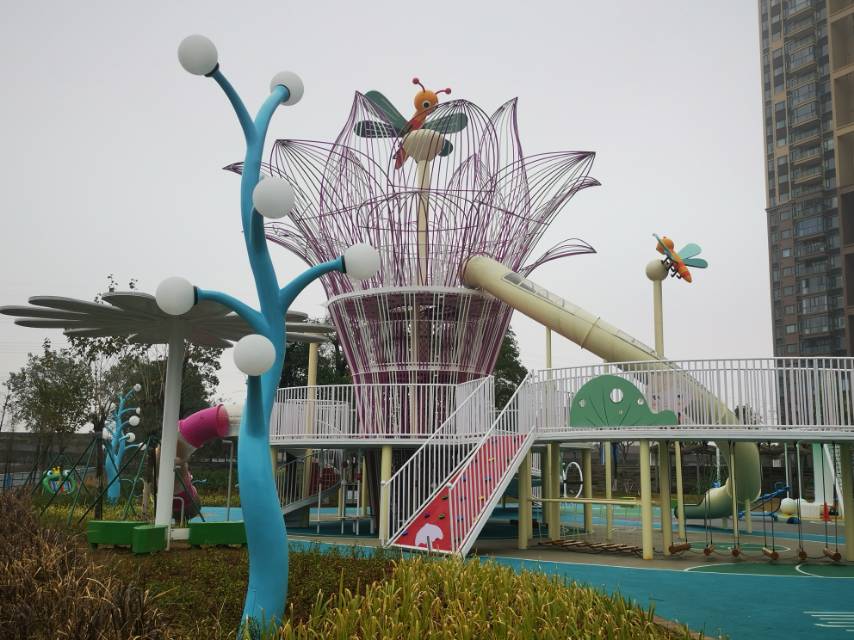 佛山三水区云东海街道荷香湖公园绿地新建的儿童游乐场，。