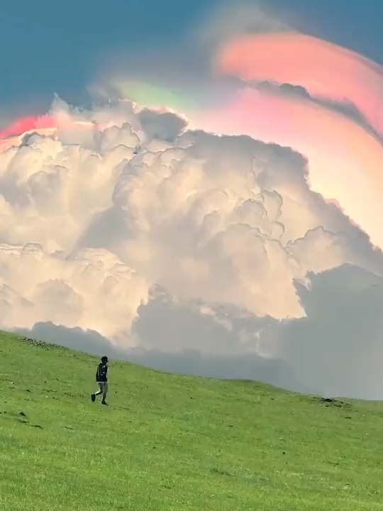 没有污染源的青藏高原，偶尔也会看到七彩祥云