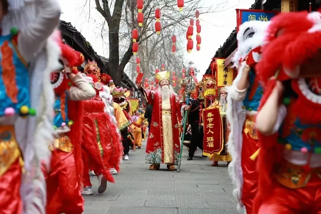阆中是中国四大古城之一，也是春节发源地，以下是一份以春节为主题的阆中旅游攻略：   一、交通指南  