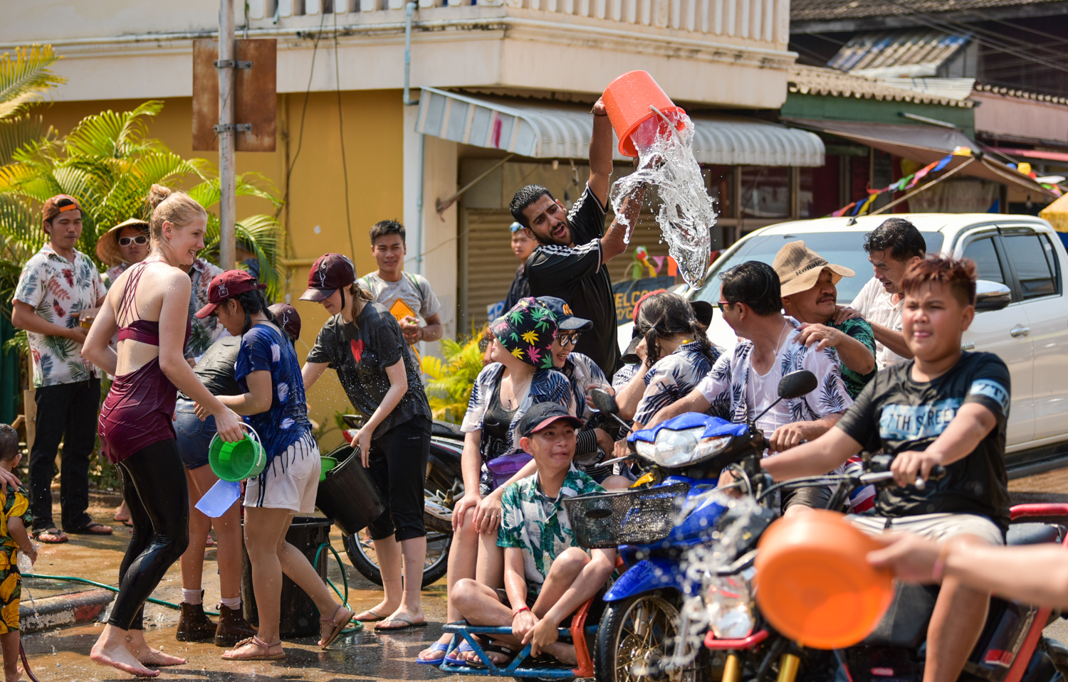 老挝泼水节，这也太好玩了吧？