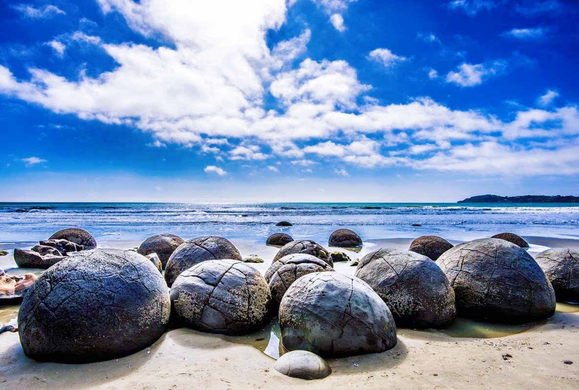 新西兰南岛摩拉基海滩上的自然奇迹——摩拉基大圆石