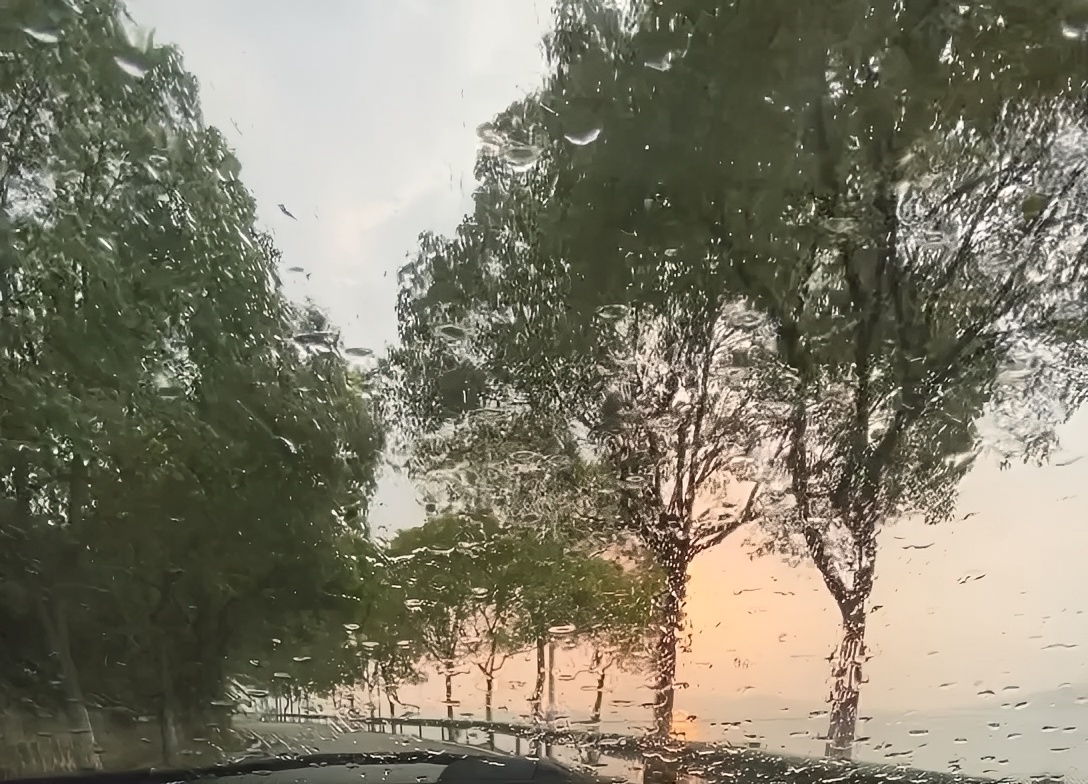 自驾游雨中浪漫苏州太湖