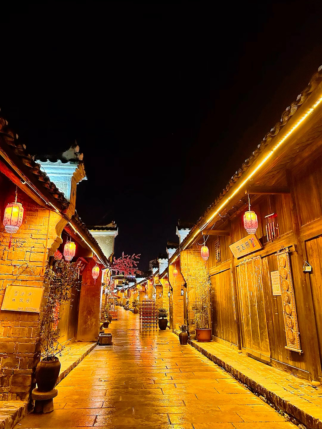 郧西县上津古镇，一个很有历史文化底蕴的地方。华灯初上，夜未央