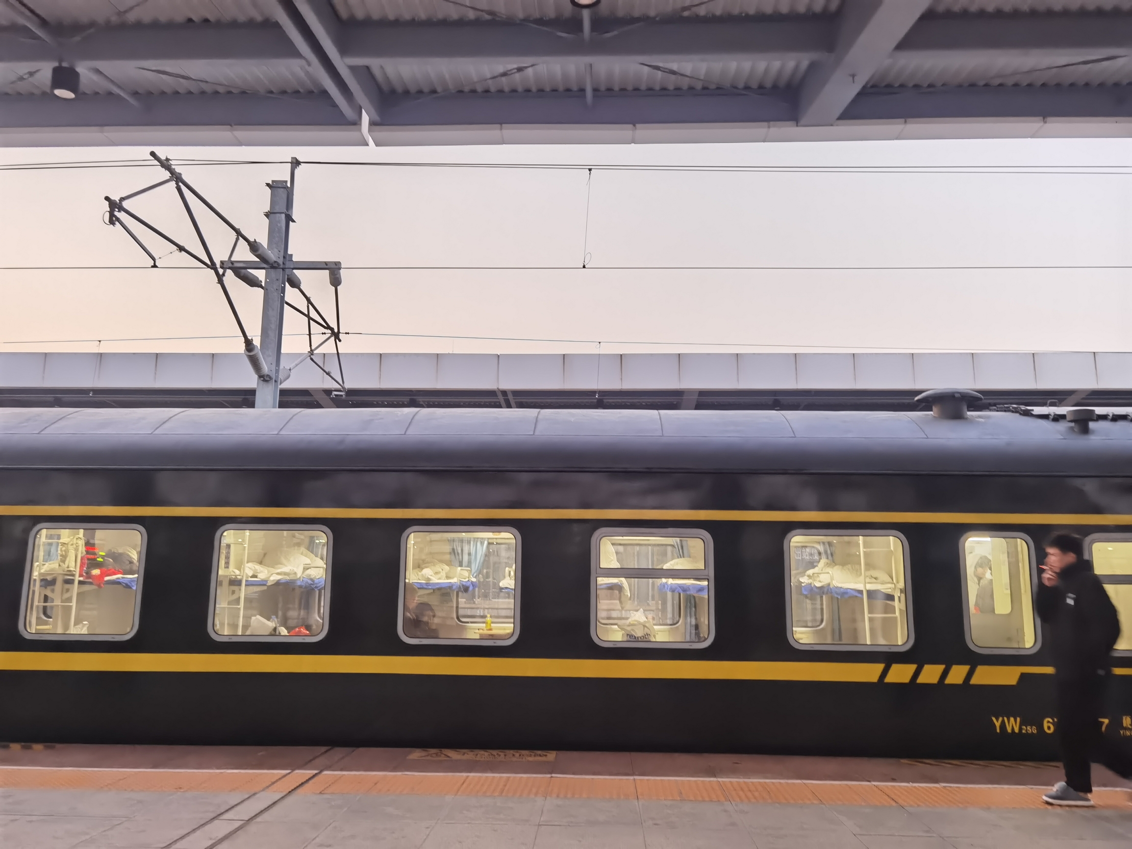去芙蓉镇游玩，坐火车到怀化南站中转。怀化南站都比较大，直接火车站内就可以中转，不需要出站再重新安检。