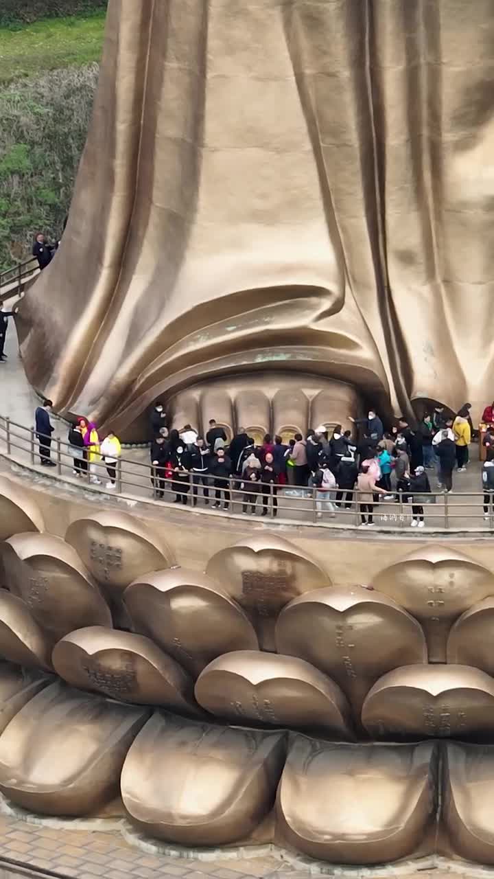 苏无锡灵山大佛铜像，通高88米，
