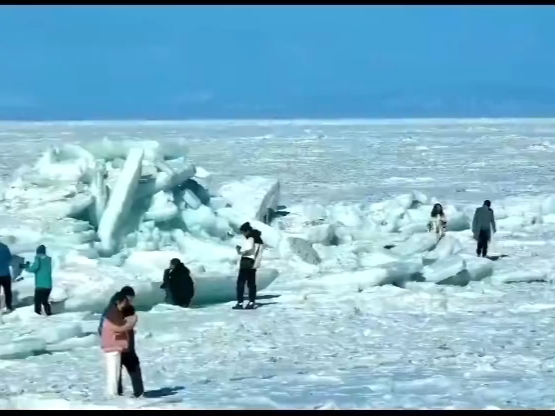 碧色的湖面上，冰块随风相撞，宛若碎玉浮动。#青海旅游攻略