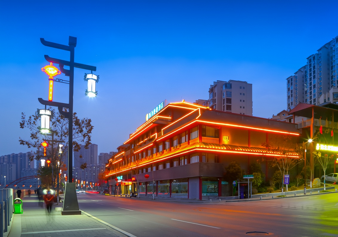 夜色撩人，城市便捷酒店眺望古街