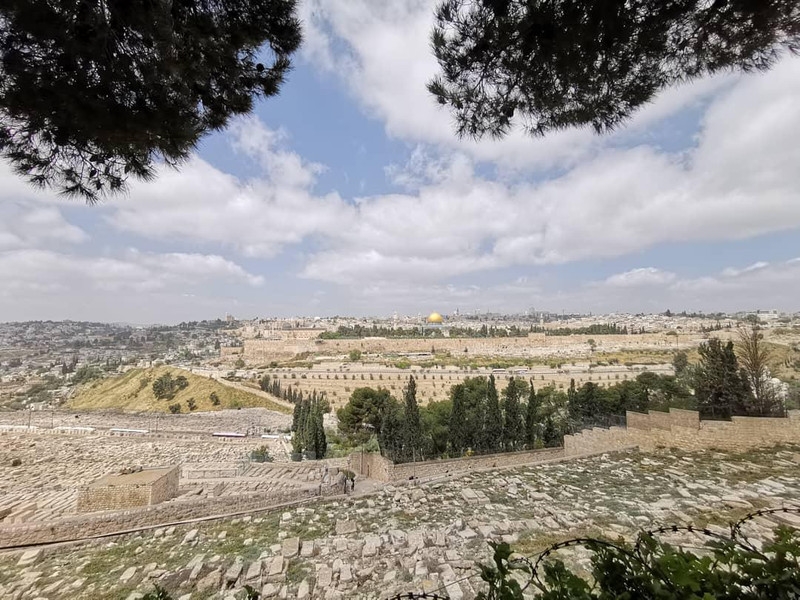 橄榄山即耶稣曾经布道的地方，也是满布圣经记载之所在，周围遍植橄榄木。站在橄榄山高处远眺，耶路撒冷的城