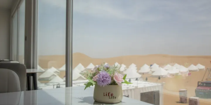 騰格裏沙漠拾光露營基地