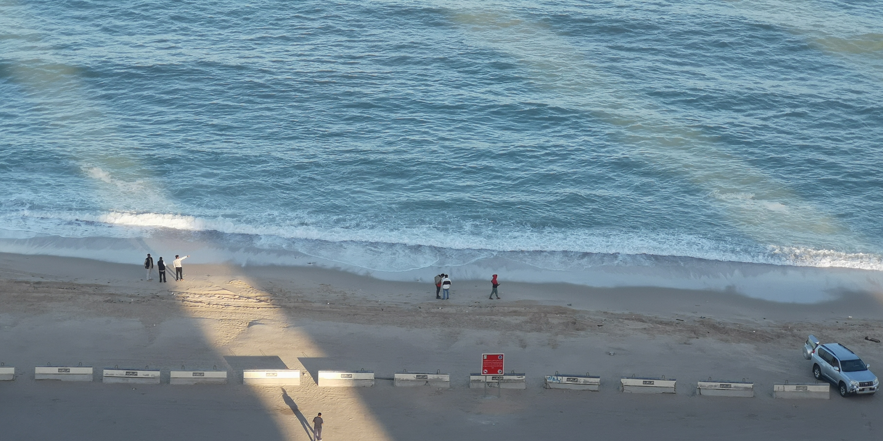 科威特曼卡夫海滩，酒店林立。优质海滩资源极为丰富。