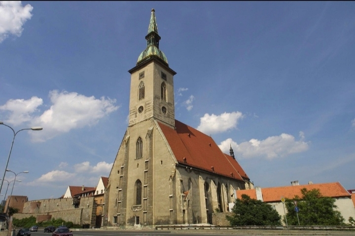 布拉迪斯拉发的圣马丁大教堂，位于多瑙河边，她的外观和内部比较简普，她的亮点在她的顶上的皇冠，是用三百