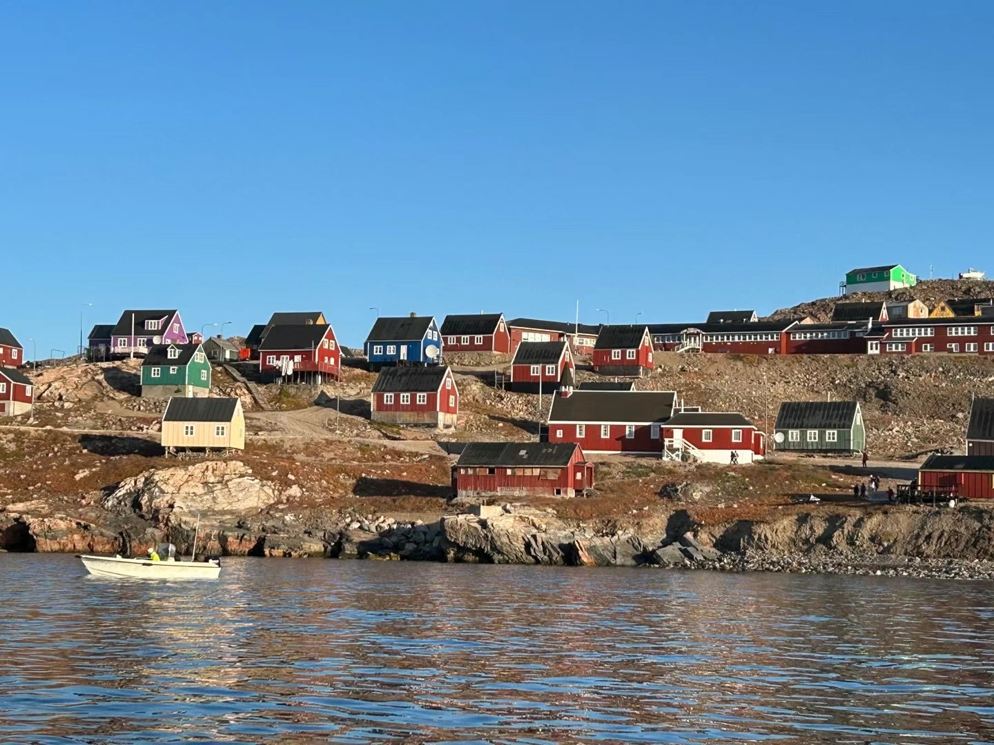 格陵兰岛东部小镇Ittoqqortoormiit是地球上最遥远的居民点，人口345 （2020年人口