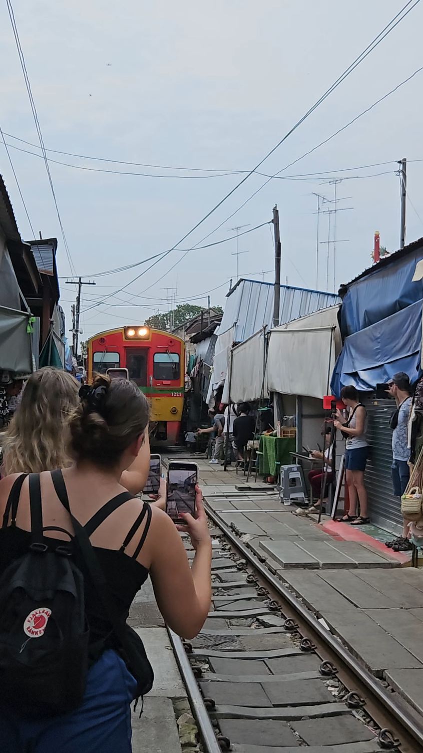 泰国在火车轨道上的市场，火车从你身边开过距离不到30厘米！