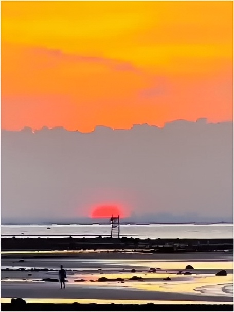 南极村｜最浪漫的日出🌤  凌晨六点半的温柔  在中国大陆最南端 北纬20°13‘14” 当清晨的第一