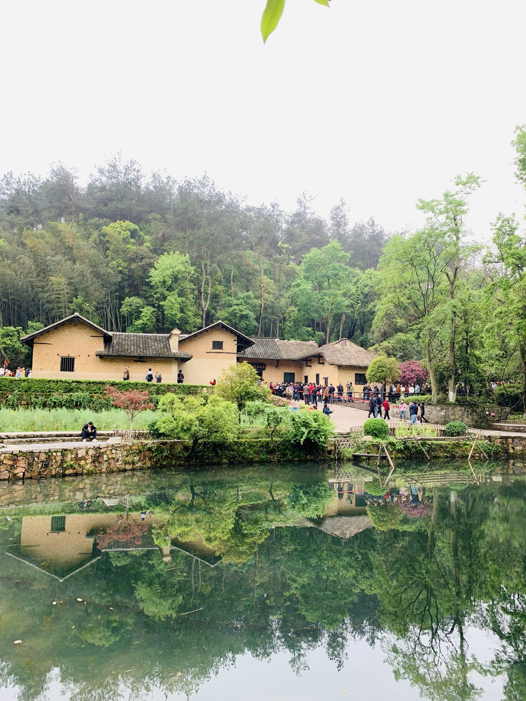 我们一行十人，自驾旅游湖南。今日，怀着崇高的敬意，参观了毛主席故居。