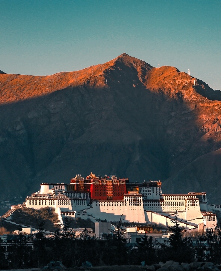 布达拉宫位于中国西藏自治区首府拉萨市区西北的玛布日山上，是一座宫堡式建筑群，一说为吐蕃王朝赞普松赞干