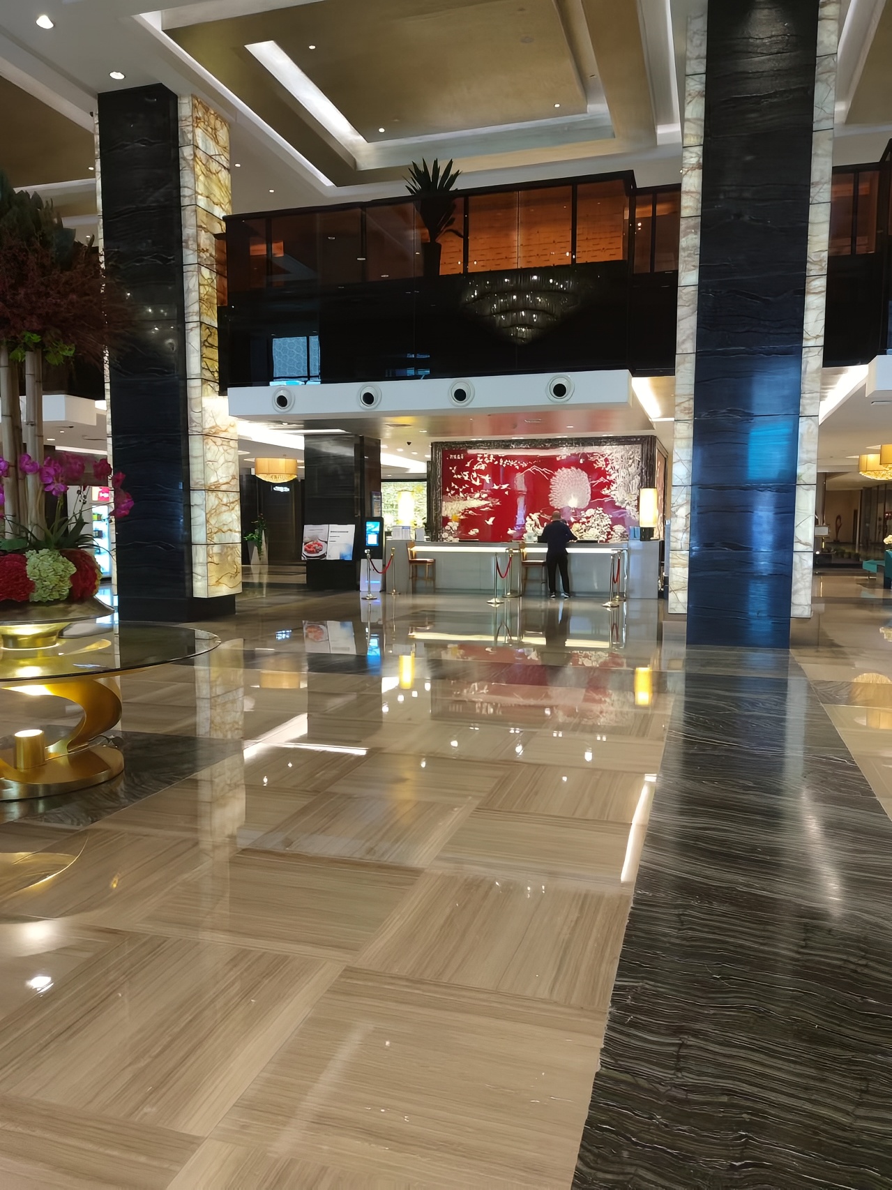 海韵锦江国际酒店，不亏是五星级酒店，大堂很气派，墙壁上的地毯装饰，彰显大气磅礴的美感。前台的背景墙，
