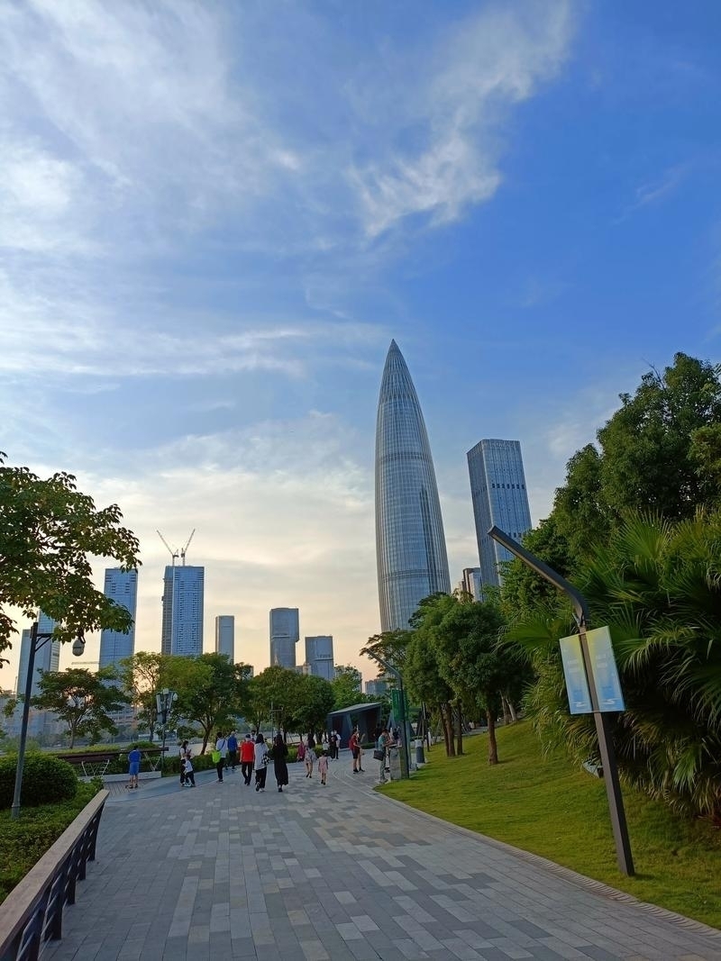 深圳，这座充满活力和创新的城市，是许多人心目中的旅游胜地。  必游景点  深圳湾公园：位于深圳市西南
