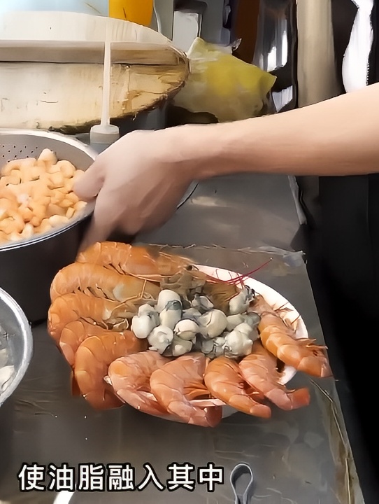 闽南特色小吃面线糊，整碗海鲜加上两只大龙虾