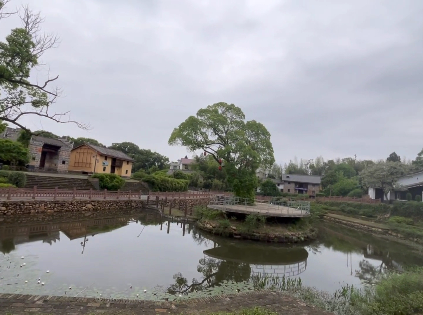 万安县夏木塘民宿，一处隐藏在山水之间的世外桃源。这里有碧波荡漾的湖水，绿树成荫的小径，让你沉浸在自然