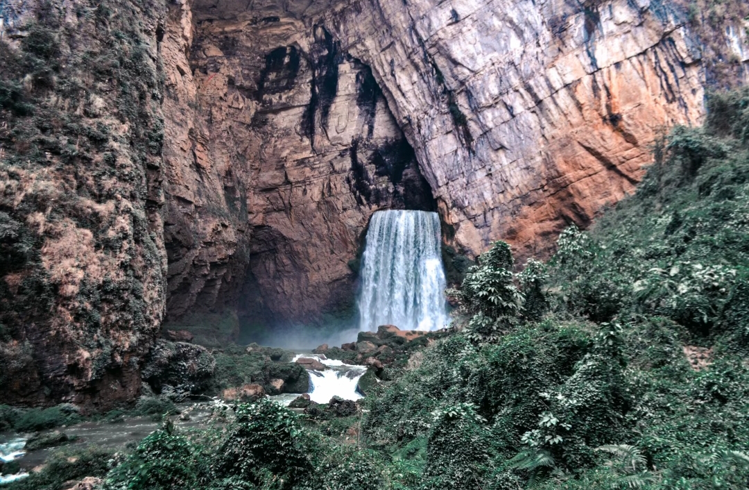 羊皮洞，一个藏匿在贵州的野生瀑布，如同一幅大自然的杰作，让人陶醉不已。这里有壮观的瀑布、清新的空气，