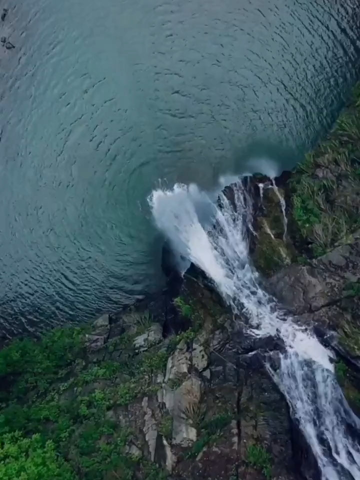 飙水洞瀑布位于桃源县黄石镇香山村，5星推荐，目前属于免费景点