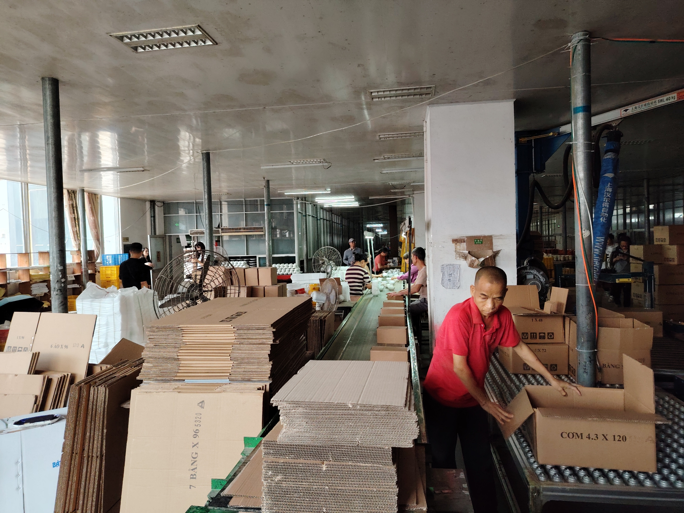 #五一旅行任意门 在容县南山瓷器有限公司的车间参观，在包装的工位看到，纸箱和碗底上印的都是越南文，是